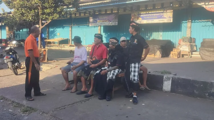 Desa Adat Lelateng Kerahkan Aparat Desa, Tertibkan Aktifitas Sampah Masyarakat