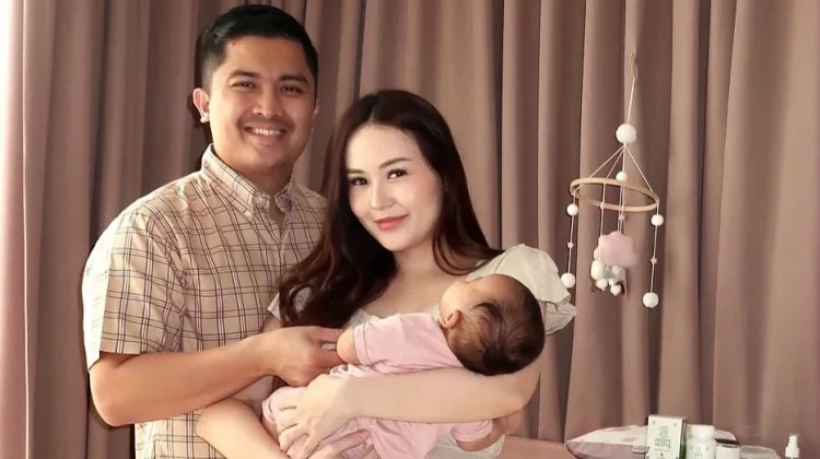 Sosok Ketiga dalam Rumah Tangga Sarah Gibson Jadi Sorotan