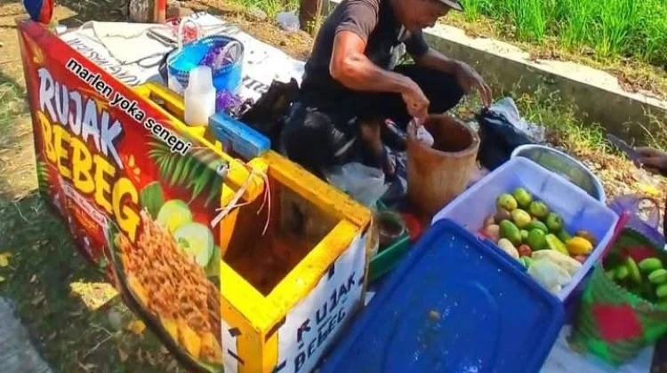 Rujak Bebeg, Kuliner Tradisional dengan Cita Rasa Pedas Segar dan Bumbu yang Meresa