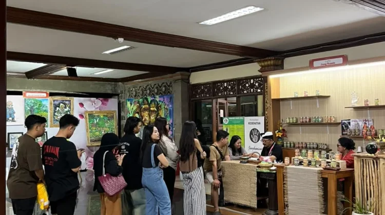 Pengunjung PKB Rela Antre demi Membaca Garis Tangan dan Numerologi