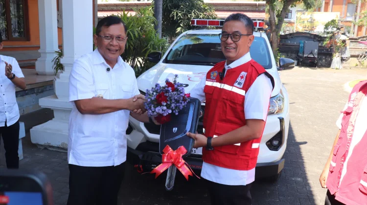 Bupati Buleleng Serahkan Mobil PMI, Perkuat Respons Bencana Daerah