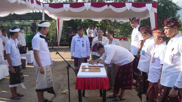 Bupati Jembrana Lantik Lima Kepala OPD di tengah TPA Peh