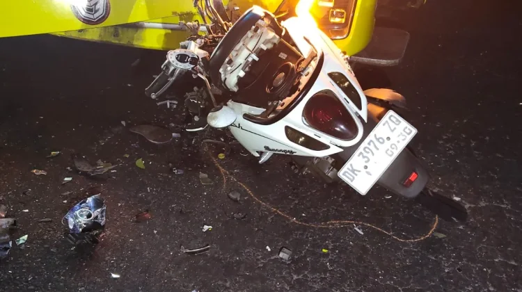 Diduga Gagal Menyalip, Pemotor Tewas Tabrak Bus di Mendoyo