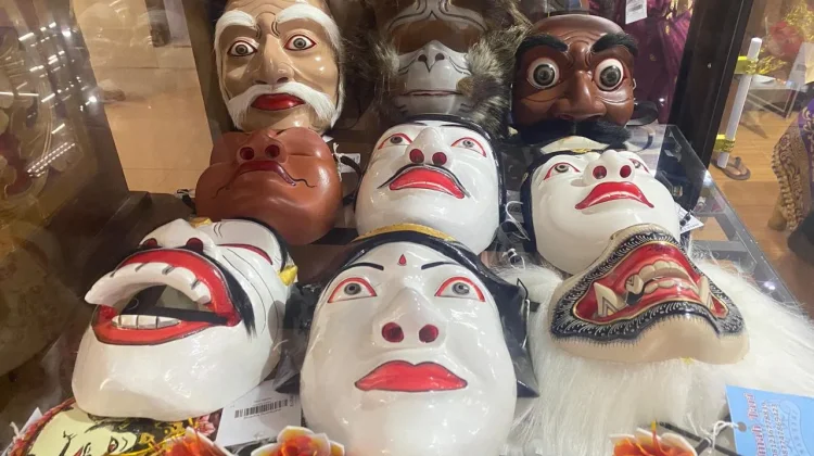 Topeng Simbol Watak  Manusia dan Warisan Leluhur yang Tak Boleh Pudar