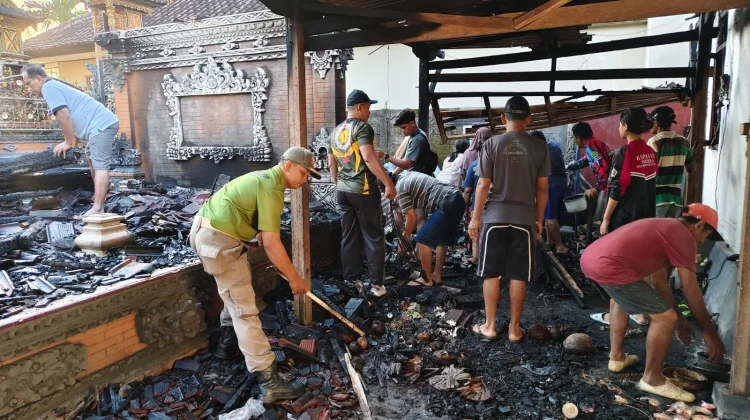 Bupati Jembrana Tinjau Korban Kebakaran di Pekutatan