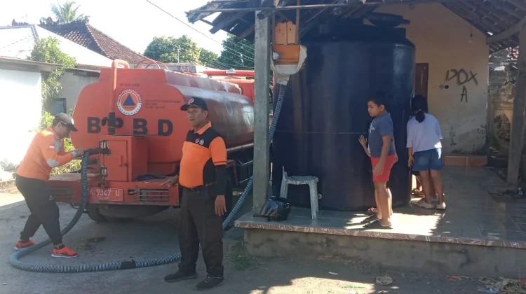 BPBD Buleleng Salurkan 10.000 Liter Air Bersih untuk Warga Desa Jagaraga