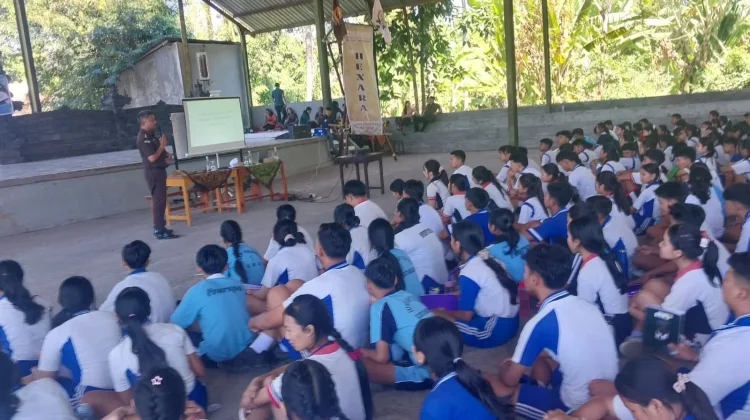 Ratusan Siswa Baru SMKN 1 Kubutambahan Dibekali Hukum oleh Kejari Buleleng