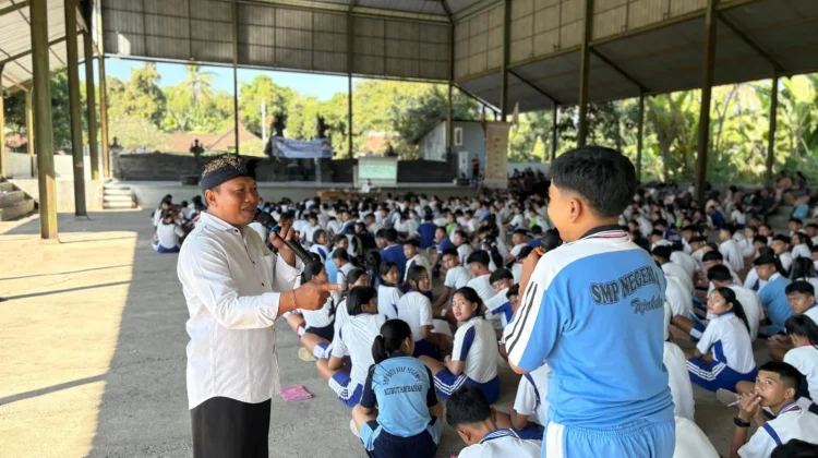 KPU Buleleng Bekali 407 Siswa SMKN 1 Kubutambahan Soal Demokrasi