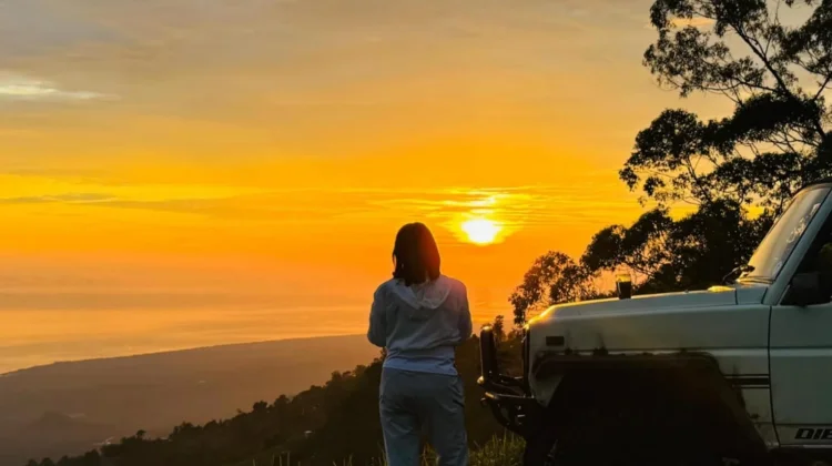 Sensasi Berburu Sunrise dan Pesona Black Lava dengan Jeep Wisata