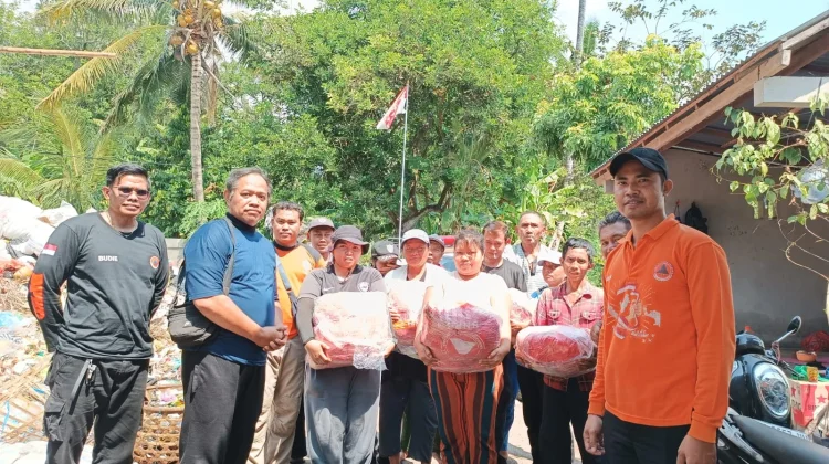 Kebakaran TPA Tejakula Bersih, BPBD Buleleng Salurkan Bantuan Logistik