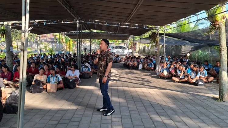 KPU Jembrana Edukasi Pemilih Pemula lewat MPLS Sekolah