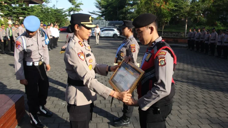Personel Berprestasi Terima Penghargaan dari Kapolres Jembrana