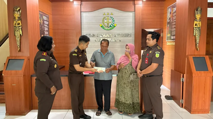 Kejari Jembrana Hentikan Perkara Pencurian Melalui Restorative Justice