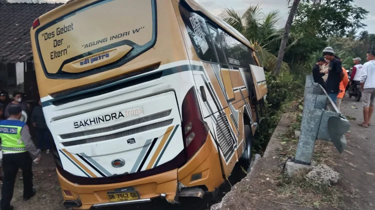 Pemotor Terluka Berat usai Ditabrak Bus di Jalur Nasional Melaya