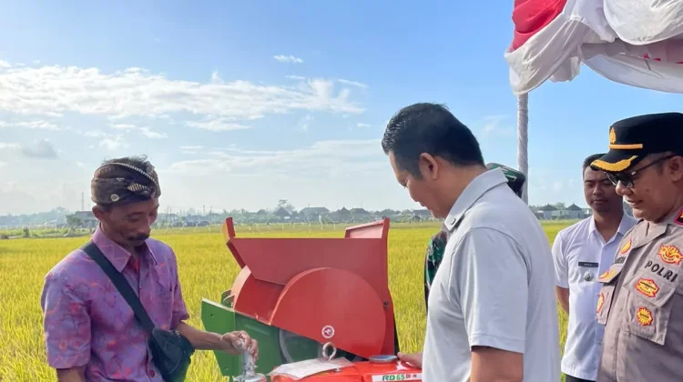Bupati Jembrana Serahkan Power Thresher untuk Tujuh Subak
