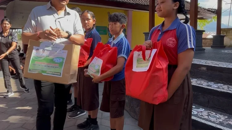 Pemkab Jembrana Gandeng Swasta Salurkan Seragam Gratis untuk Pelajar