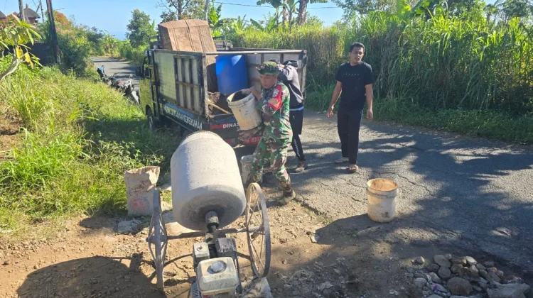Desa Gobleg Swadaya Tambal Jalan Berlubang Demi Keselamatan Warga