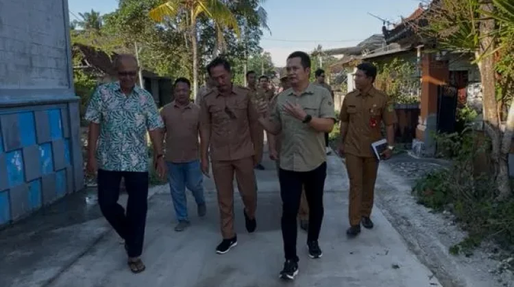 Bupati Jembrana Tinjau Proyek Jalan, Pastikan Pengerjaan Sesuai Standar