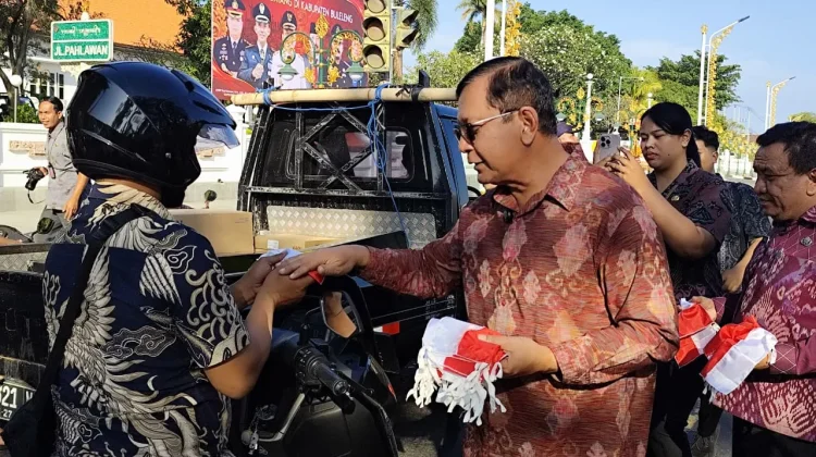 Sambut HUT RI Ke-81, Pemkab Buleleng Bagikan 10 Ribu Bendera Merah Putih