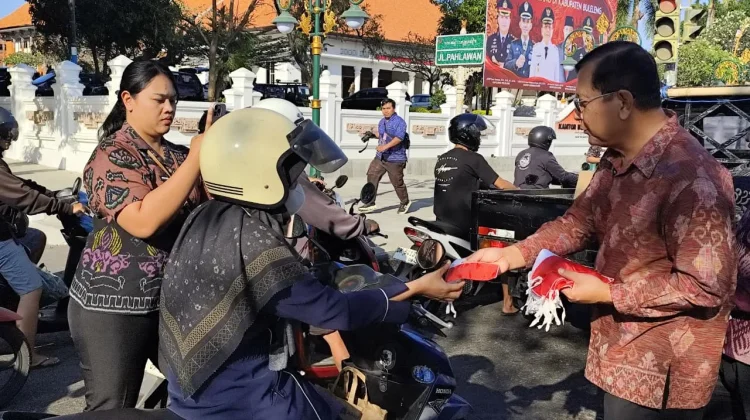 Bupati Sutjidra Ajak Warga Kibarkan Merah Putih Sambut HUT RI Ke-81