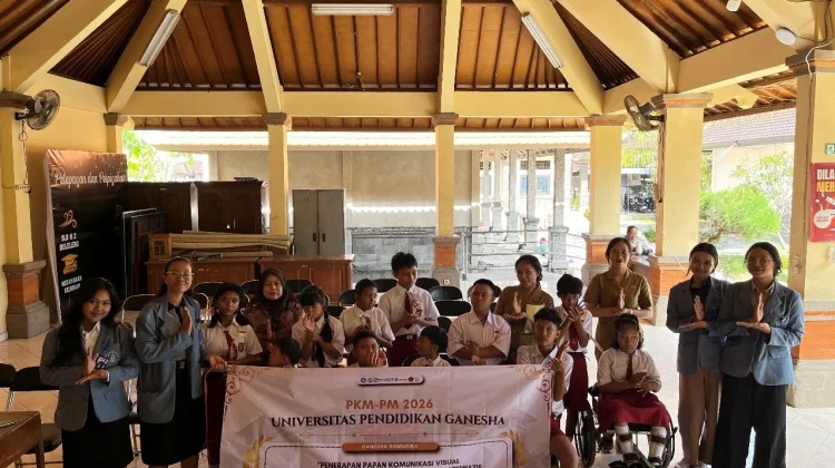 Mahasiswa Undiksha Latih Guru SLB Buleleng Gunakan Papan AAC Efektif
