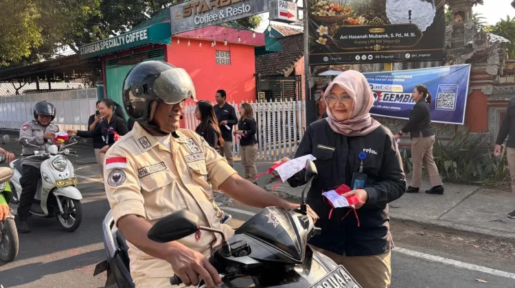 Sambut Hari Radio Ke-81, RRI Singaraja Turun ke Jalan Bagikan Bendera Merah Putih