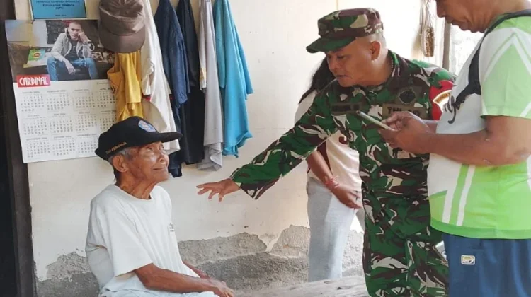Babinsa Dampingi Penyaluran Sembako bagi Warga Kurang Mampu di Sawan