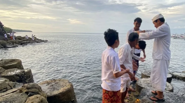 Fenomena Melukat antara Tren Modern dan Kajian Sastra Suci