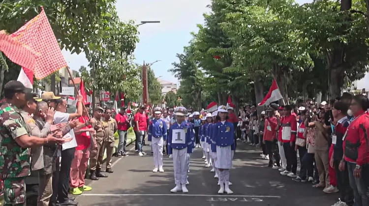 Ratusan Regu SD Meriahkan Lomba Gerak Jalan 8 Km HUT Ke-81 RI di Buleleng