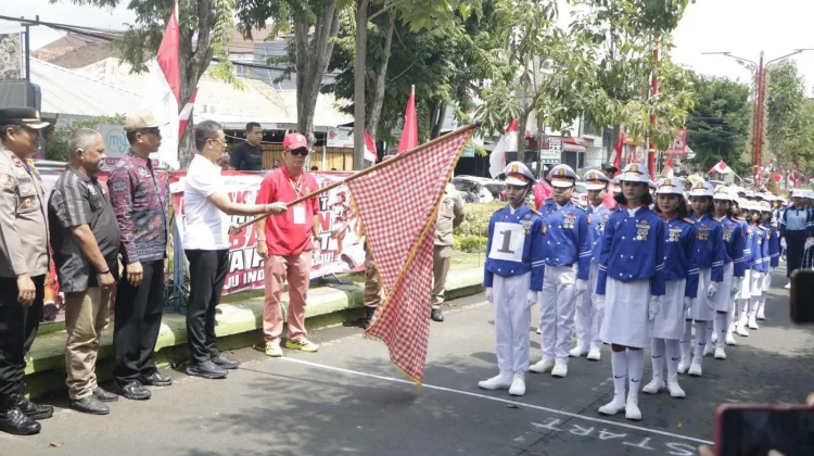 Ratusan Regu SD Meriahkan Lomba Gerak Jalan 8 KM HUT Ke-81 RI di Buleleng
