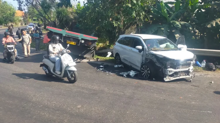 Truk dan Veloz Bertabrakan di Tikungan Rudias Pekutatan