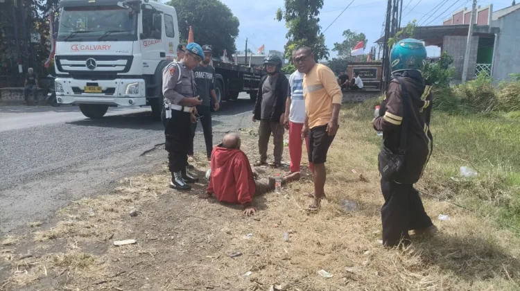 Diduga Terjerat Kabel Internet, Pengendara Motor Alami Patah Kaki