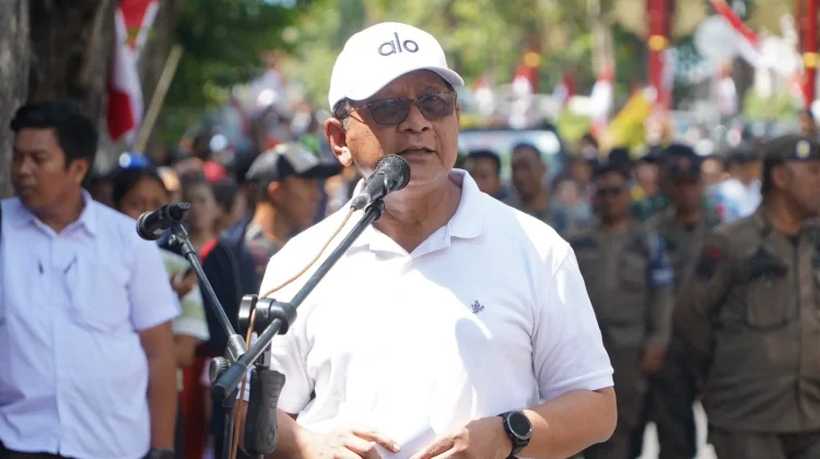 Semarak HUT RI, Bupati Buleleng Lepas Gerak Jalan 8 KM Tingkat SMP
