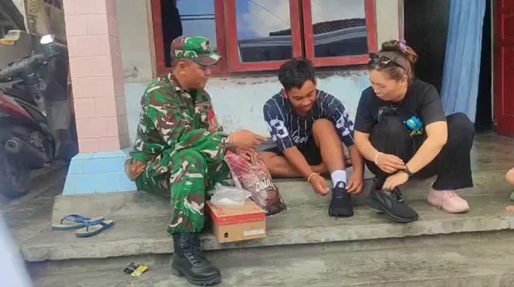 Babinsa Dampingi Penyaluran Bantuan untuk Siswa Disabilitas di Sawan