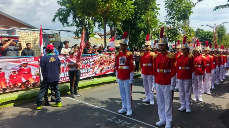 Lomba Gerak Jalan 8 Km HUT RI, SMPN 1 Singaraja Raih Juara I