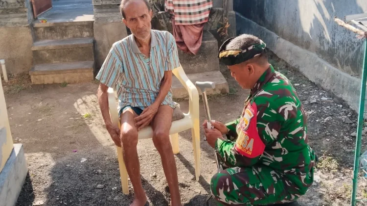 Babinsa Salurkan Alat Bantu Jalan untuk Dua Lansia di Bungkulan