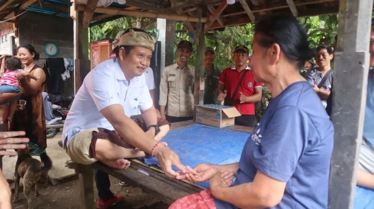 Bupati Jembrana Tinjau Korban Kebakaran di Manistutu