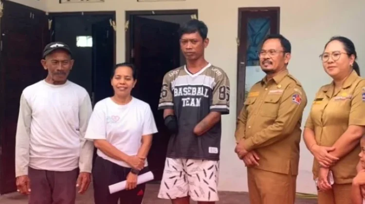Dinsos Buleleng Salurkan Bantuan bagi Lansia dan Korban Kecelakaan