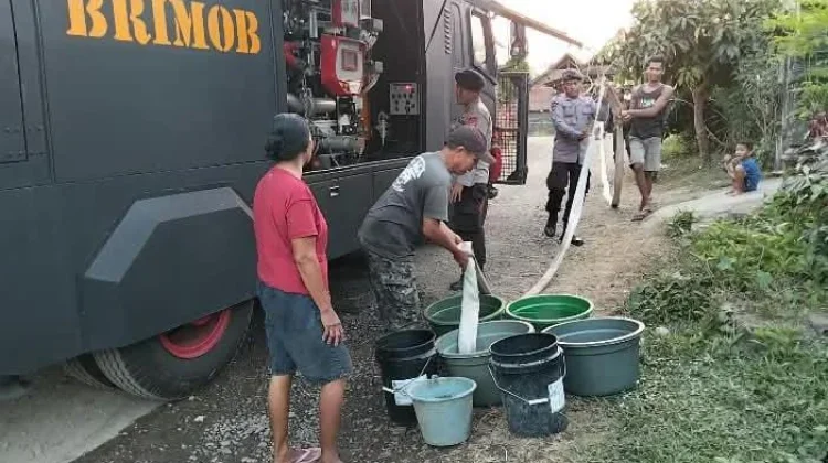 Water Cannon Polisi Salurkan Air Bersih untuk Warga Manistutu
