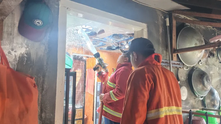 Dapur Rumah Nelayan di Pengambengan Terbakar