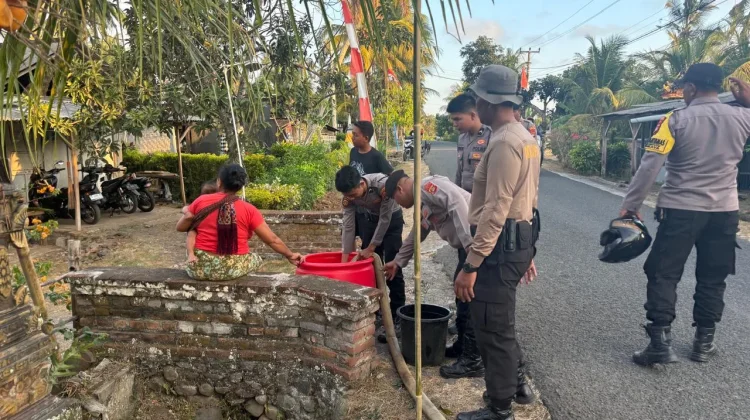 Polres Jembrana Salurkan 12 Ribu Liter Air ke Warga Manistutu
