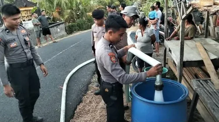 Polisi Salurkan 12 Ribu Liter Air Bersih ke Warga Manistutu