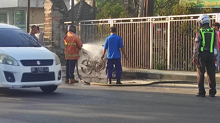 Motor Terbakar usai Isi Bensin di Pendem, Damkar Bergerak Cepat