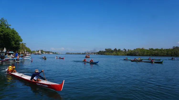 Lomba Sampan Tradisional Meriahkan HUT Kota Negara ke-131