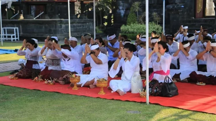 Jelang HUT ke-81 RI, Pemkab Buleleng Gelar Matur Piuning Mohon Kelancaran