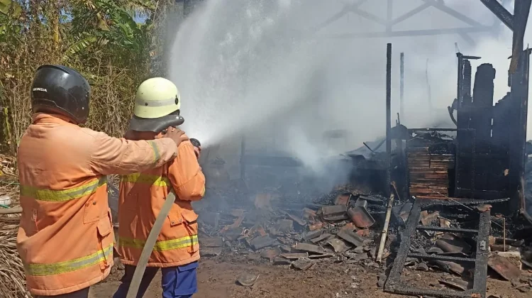 Diduga Api Dupa, Rumah Pemangku di Tegal Badeng Terbakar