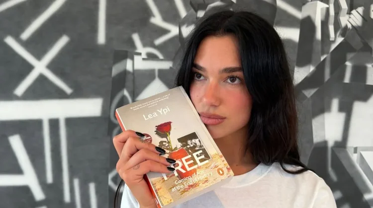 Selebritas Dunia yang Punya Klub Buku Sendiri