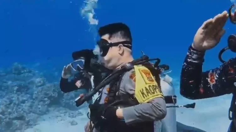 HUT RI ke-81, Polres Buleleng Kibarkan Merah Putih di Bawah Laut