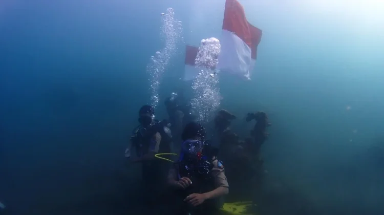 Kolaborasi Saka Bahari Buleleng, Kibarkan Merah Putih dari Bawah Laut