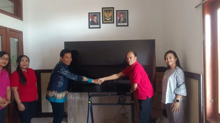 Tim Perguruan Tinggi di Bali Latih Guru BK dan Hibahkan Smart Panel Digital